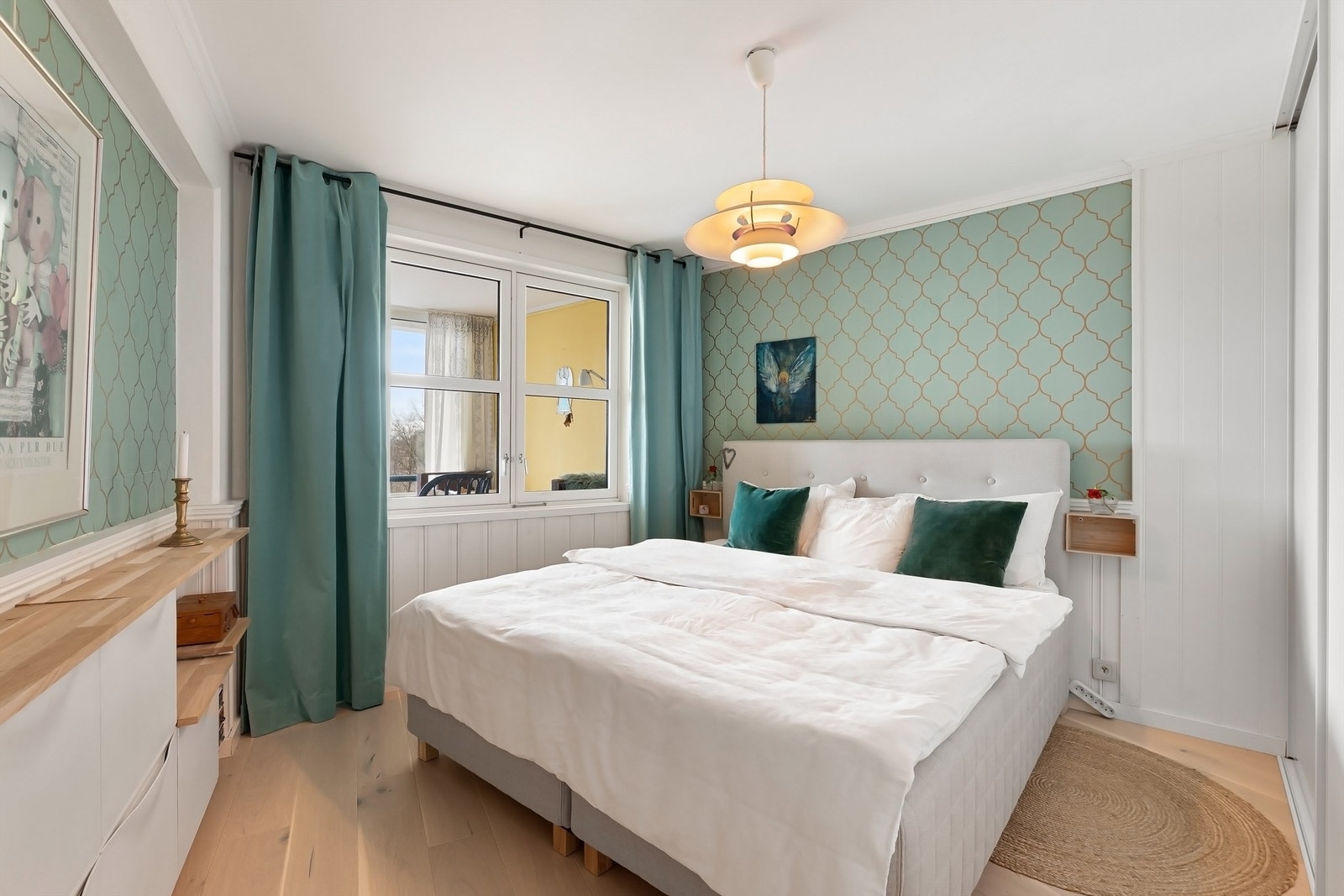 Romslig soverom med innbygget garderobeskap og god plass for seng, nattbord og annet passende møblement Galleribilde