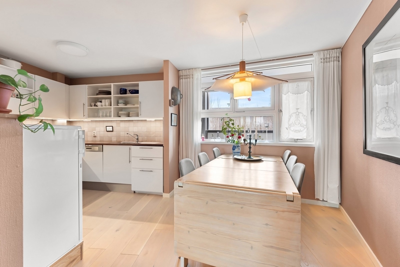 Det er god plass for spisebord på kjøkkenet Galleribilde