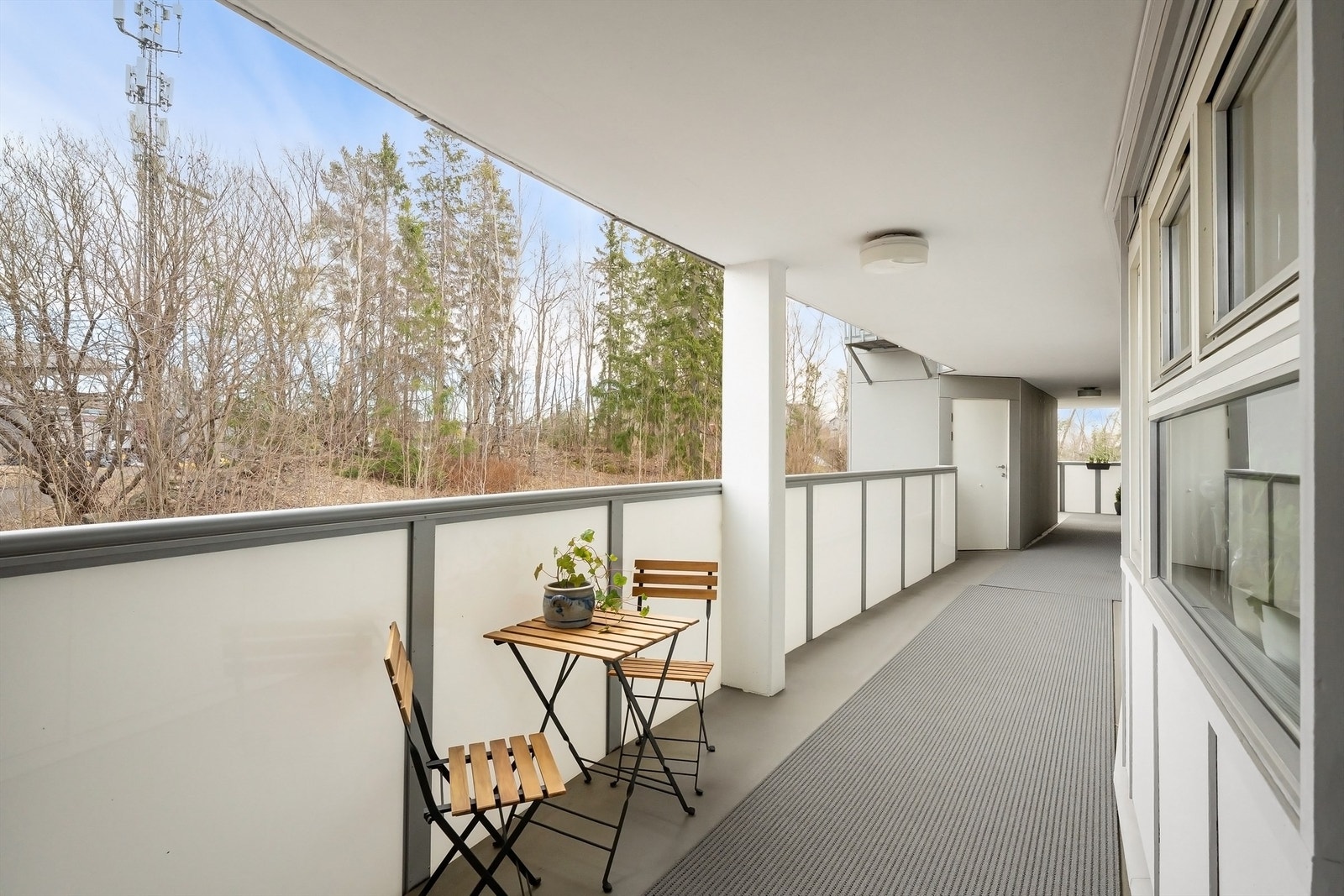 Leilighet ligger i byggets 3.etasje. Adkomst via felles trappegang med heis samt utvendig trapp og svalgang Galleribilde