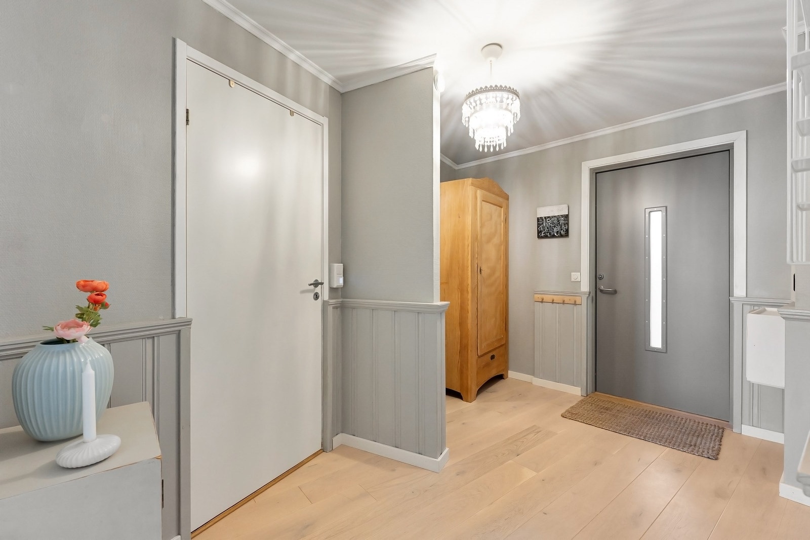 Romslig entré med god plass for yttertøy og sko Galleribilde