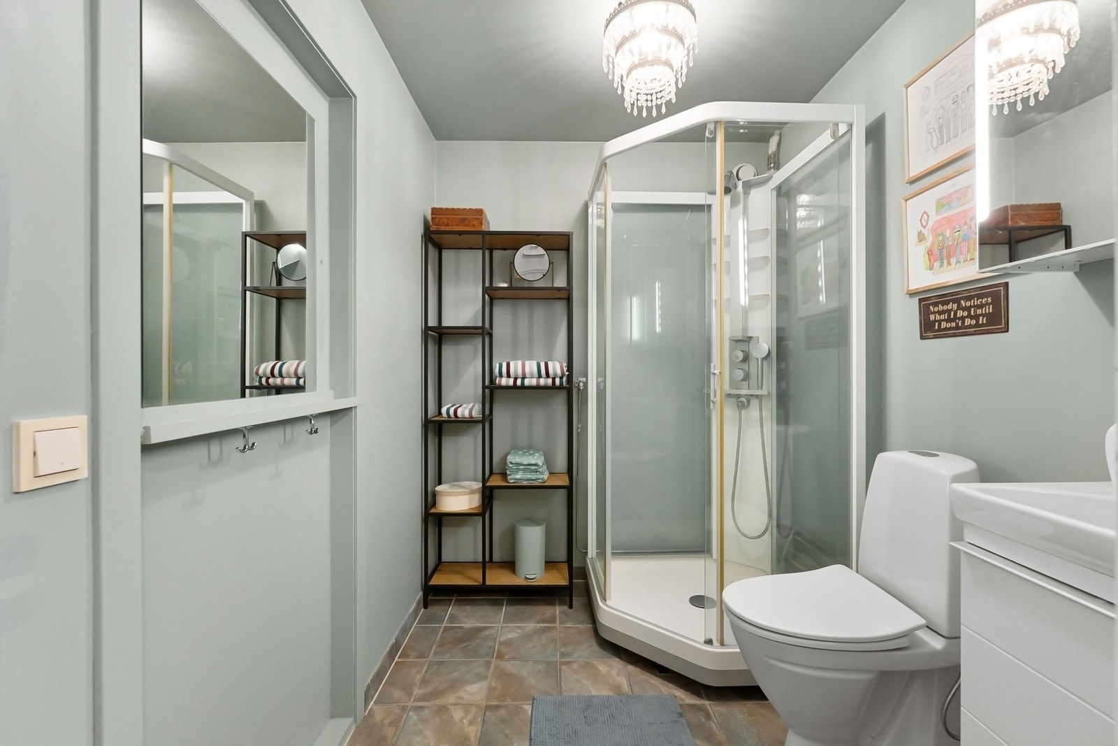 Baderom med fliser på gulv med gulvvarme, malt baderomstapet på vegger og malt betonghimling Galleribilde