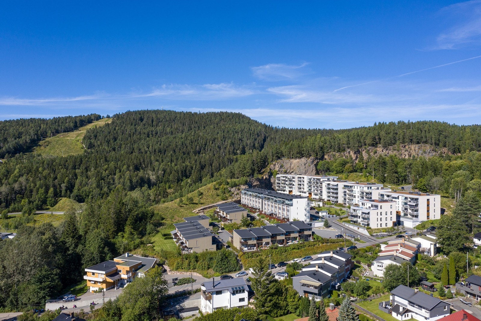 Dronebilde av Årvolltoppen og Grefsenkleiva. Leiligheten ligger svært fint til med marka som nærmeste nabo og sentrum kun en 15 minutters busstur unna med avganger hele døgnet! Galleribilde