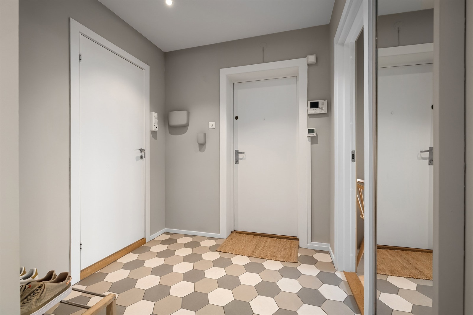 Veggflatene er malt i en lun farge med lekre og praktiske fliser på gulv og downlights i himling Galleribilde