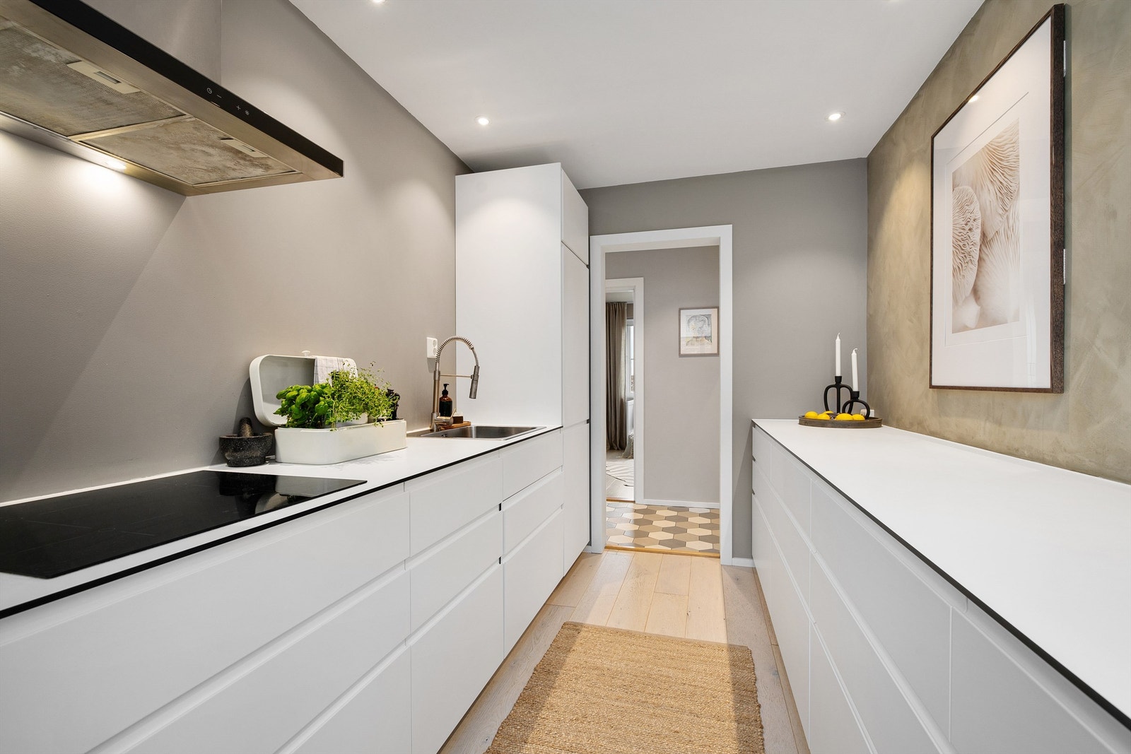 Veggflater malt i behagelige farger som går godt mot den lyse parketten, i himling er det montert downlights Galleribilde