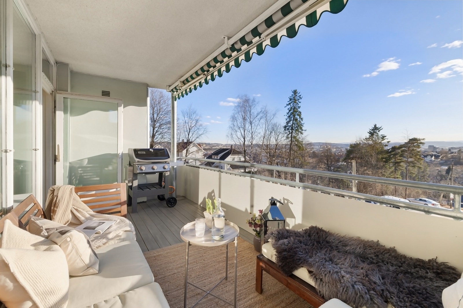 Attraktiv 4-roms utsiktsleilighet med herlig balkong i idylliske omgivelser på Tonsenhagen, tett inntil markagrensen Galleribilde