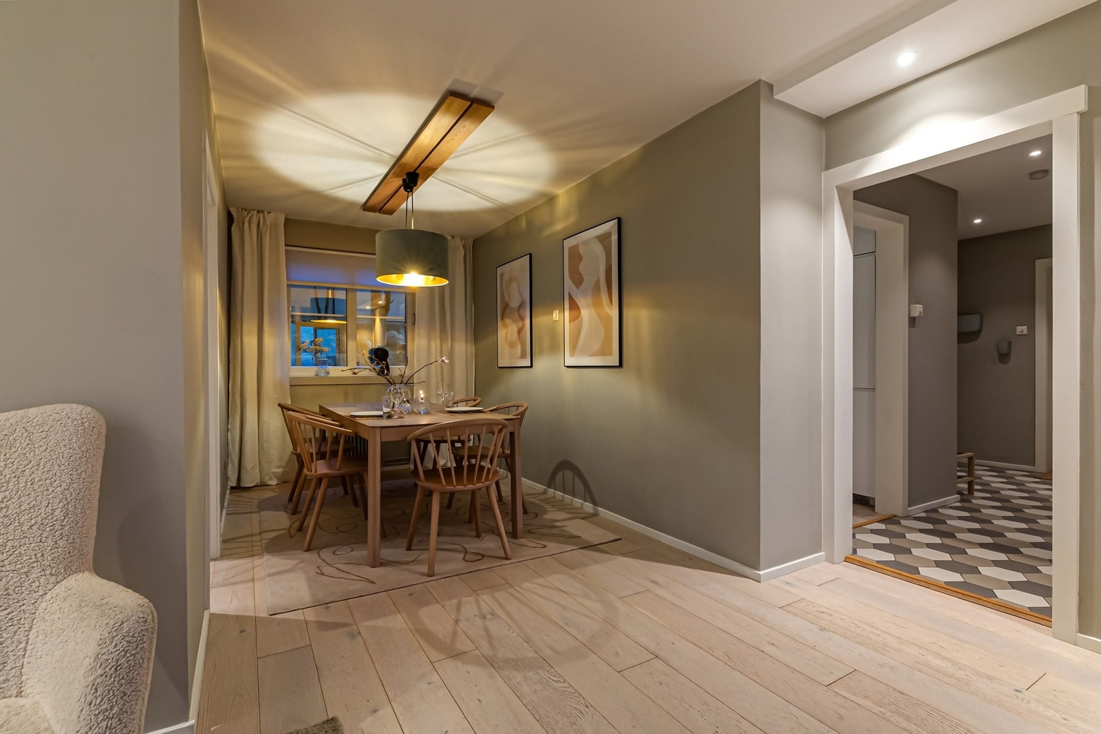 Leiligheten innehar en gjennomgående planløsning og sjeldent god rom- og arealfordeling Galleribilde