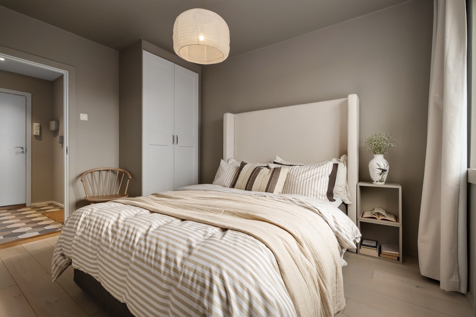 På soverommet er det montert et praktisk plassbygd garderobeskap Galleribilde