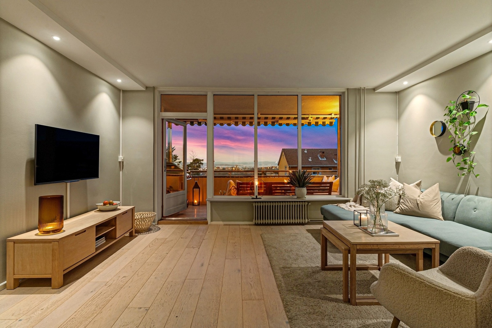 Fra stuen er det utgang til en herlig balkong med fantastisk utsikt Galleribilde