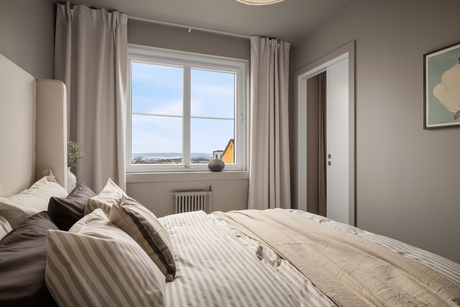 Rommet oppleves lyst og luftig med store vindusflater uten innsyn og utsikt helt ned til fjorden! Galleribilde