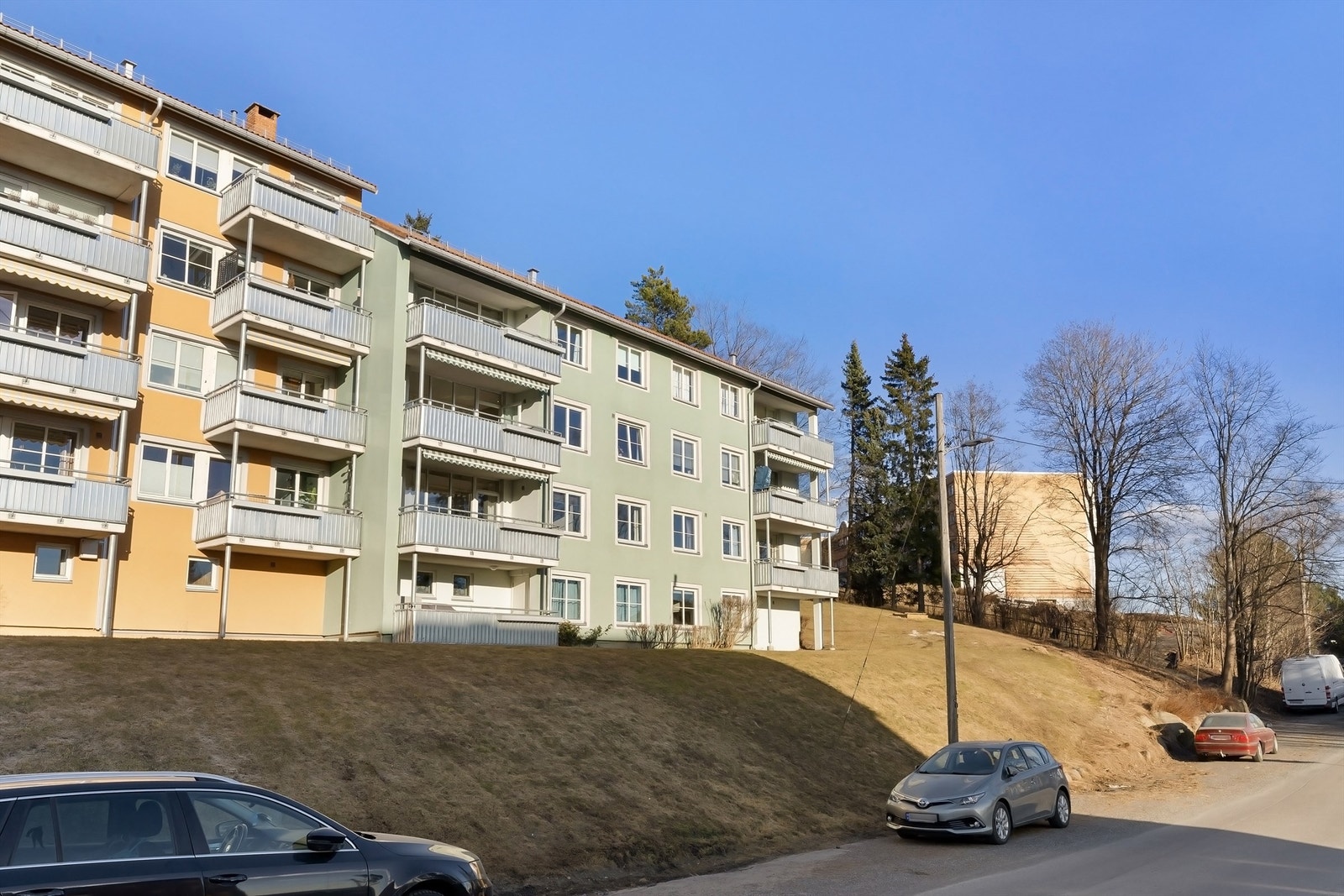 Boligen ligger i et populært og veletablert boligområde på Tonsenhagen med marka som nærmeste nabo Galleribilde