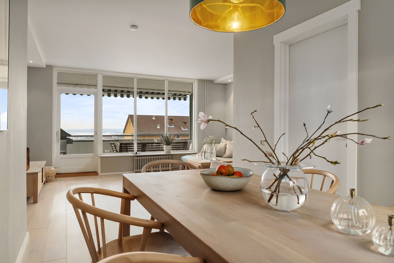 Den åpne stuen skaper et naturlig samlingssted for hele familien Galleribilde