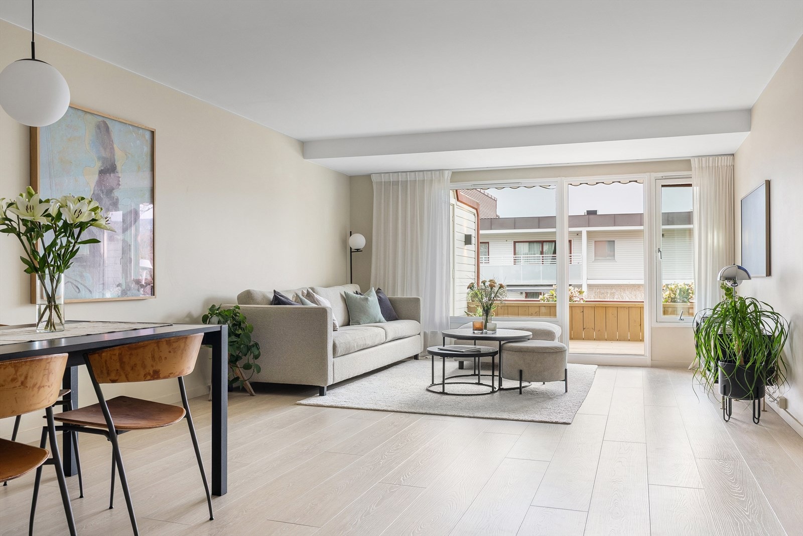 Svært romslig med tre gode soverom, to bad og uteplasser som bader i sol Galleribilde