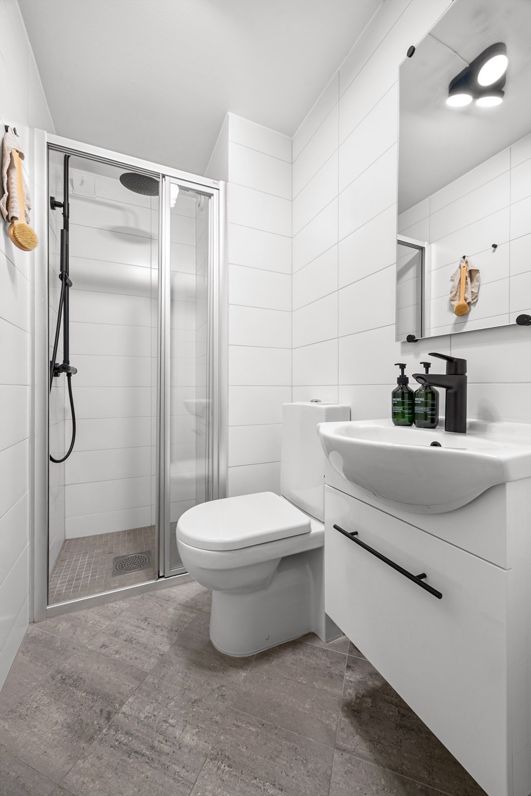 Bad II ligger vegg i vegg med hovedbad, også pusset opp/modernisert i 2010 Galleribilde