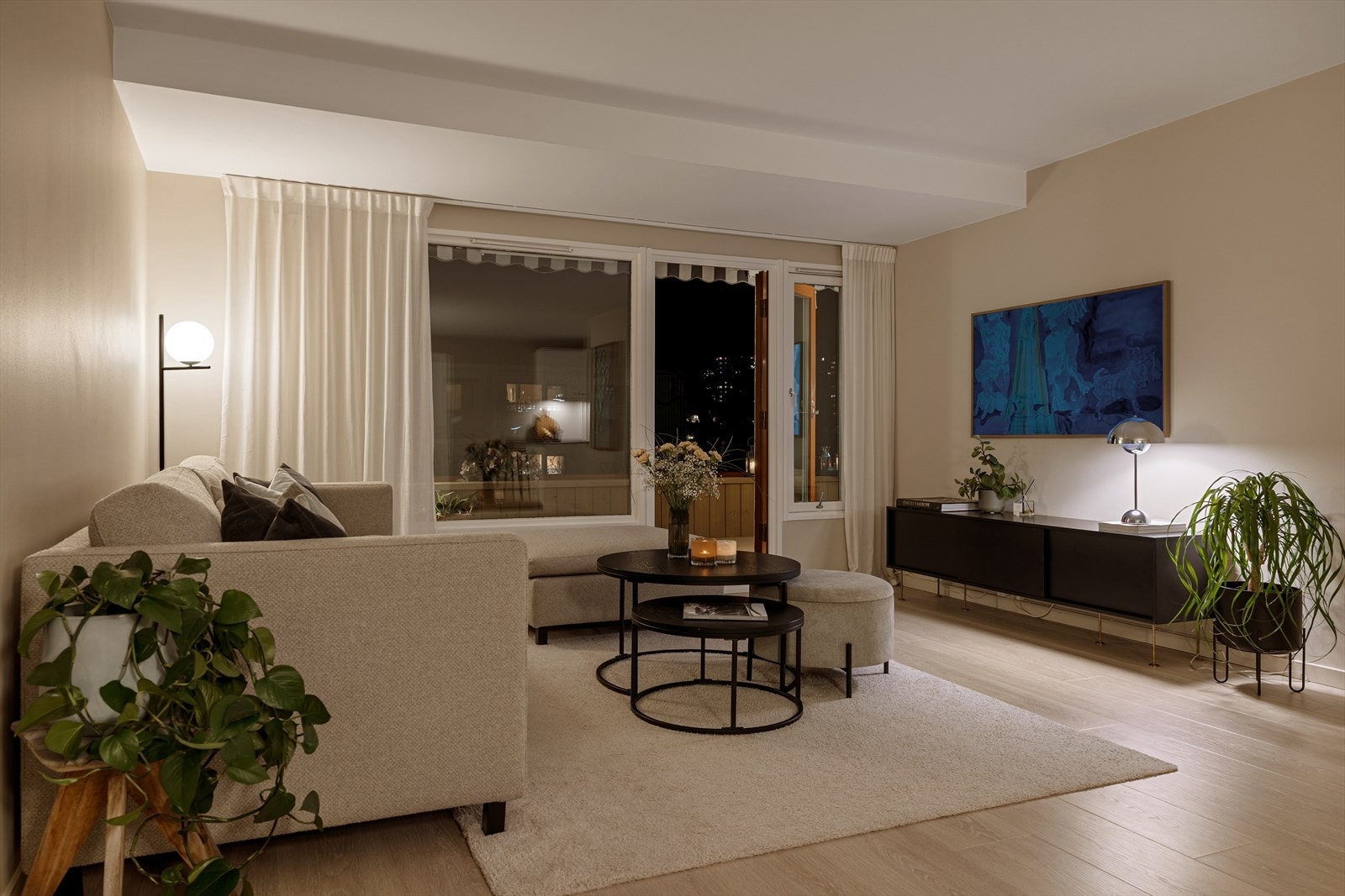 Felleskostnadene inkluderer blant annet fyring via fjernvarme, internett, vaktmestertjenester, felles renhold m.m. Galleribilde