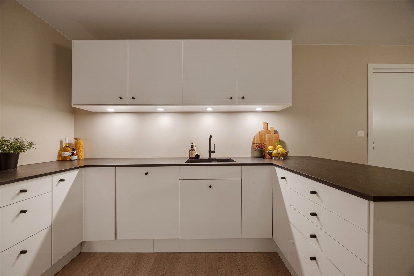 Masse skap og benkeplass - Her har du integrerte hvitevarer som induskjonstopp, nedtrekksvifte, oppvask, kjøl/frys, samt ekstra frys Galleribilde