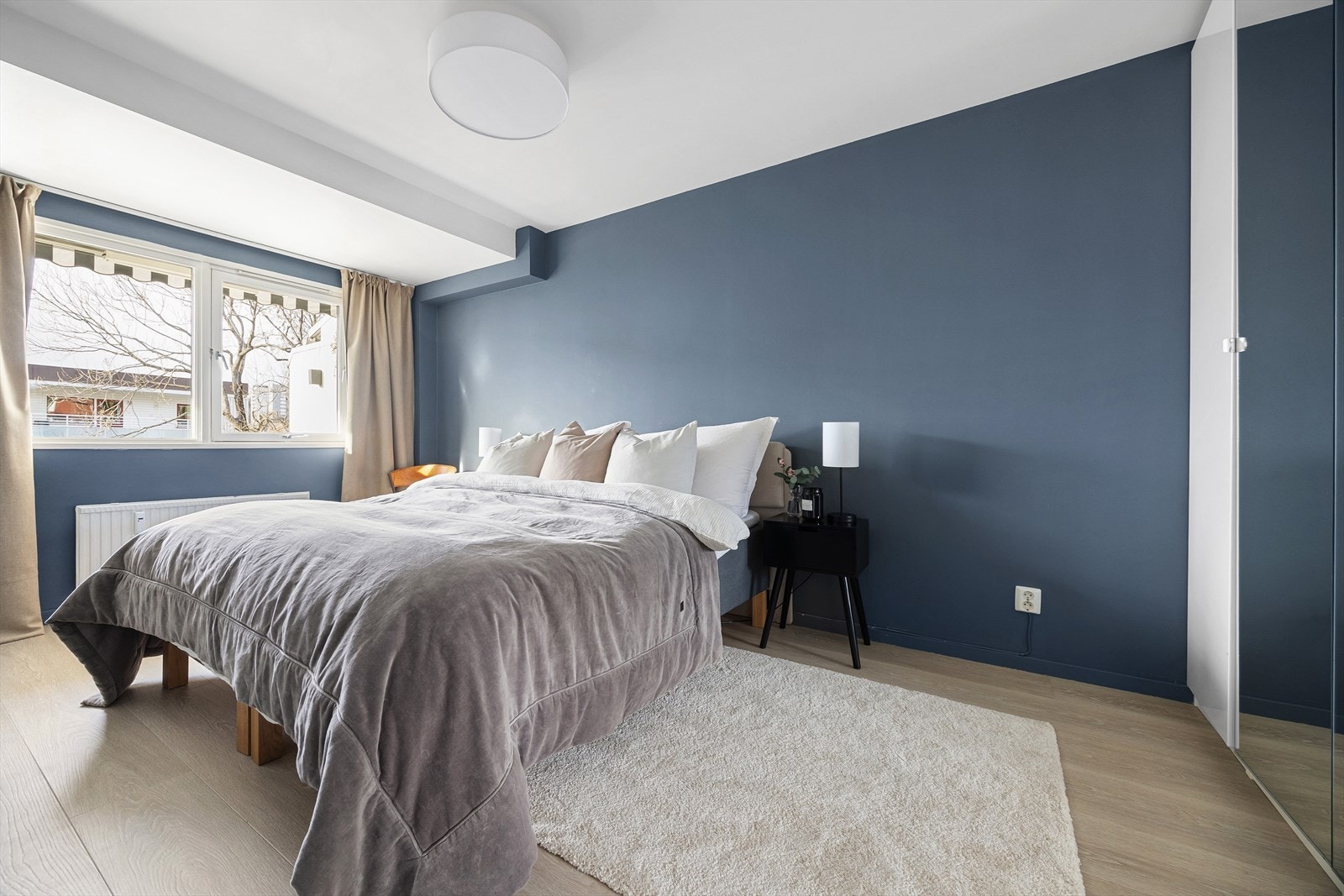 Svært romslig hovedsoverom godt adskilt fra de øvrige to soverom i andre enden av boligen Galleribilde