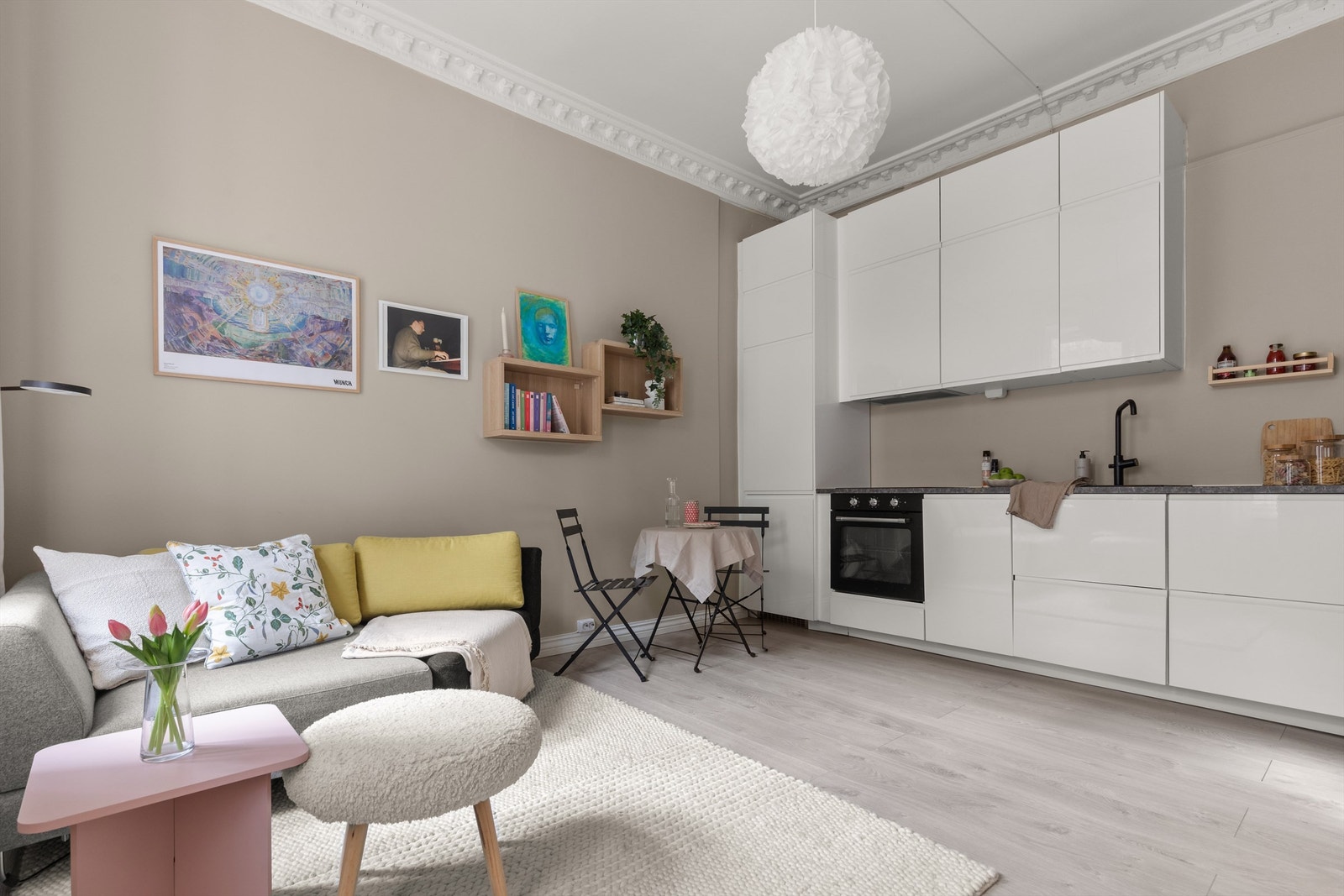 En lekker og arealeffektiv 2-roms selveierleilighet med delikate overflater og klassiske detaljer med stukkatur og rosett. Galleribilde