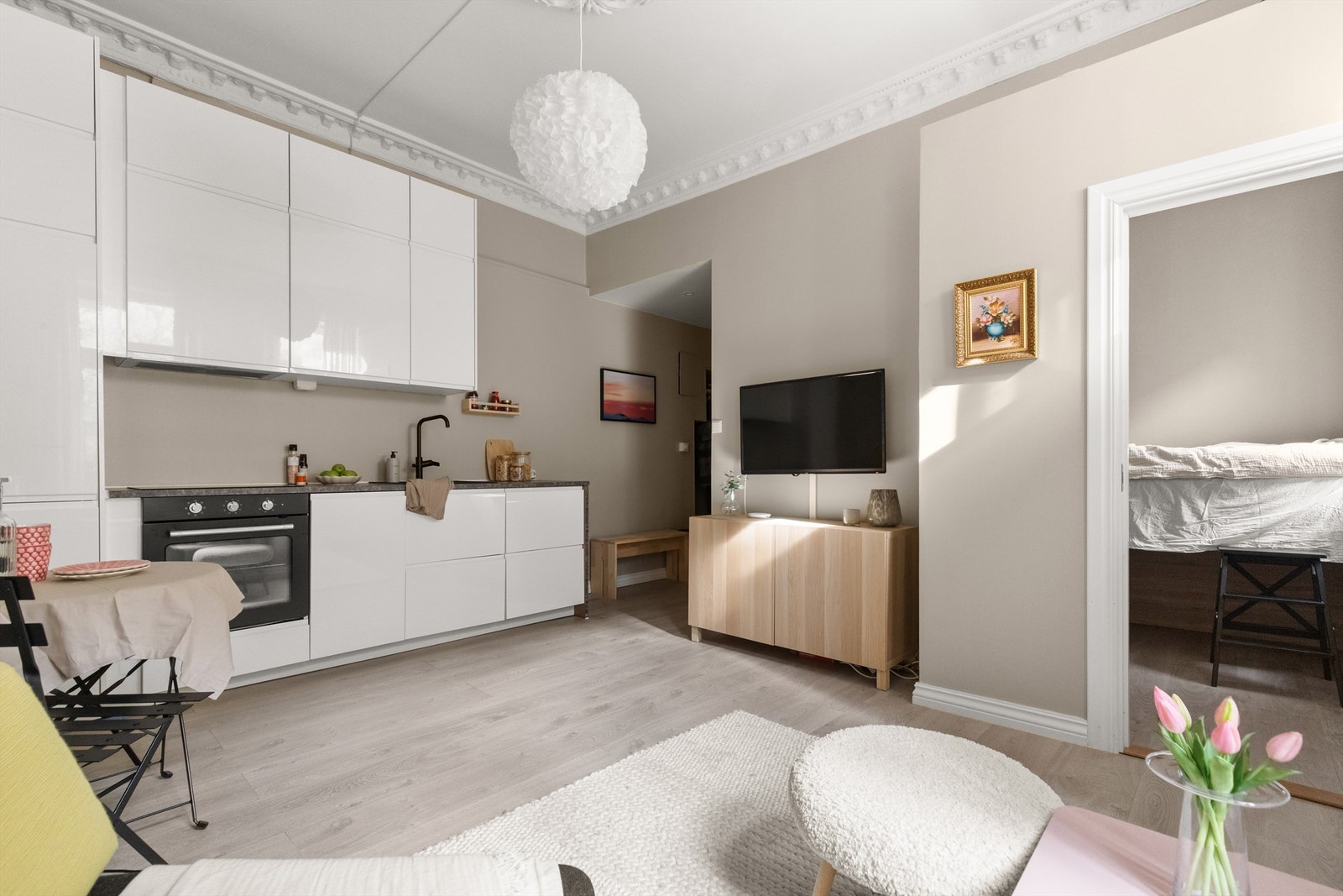 Leiligheten har overflater holdt i behagelige nyanser og fremstår velholdt og tiltalende. Galleribilde