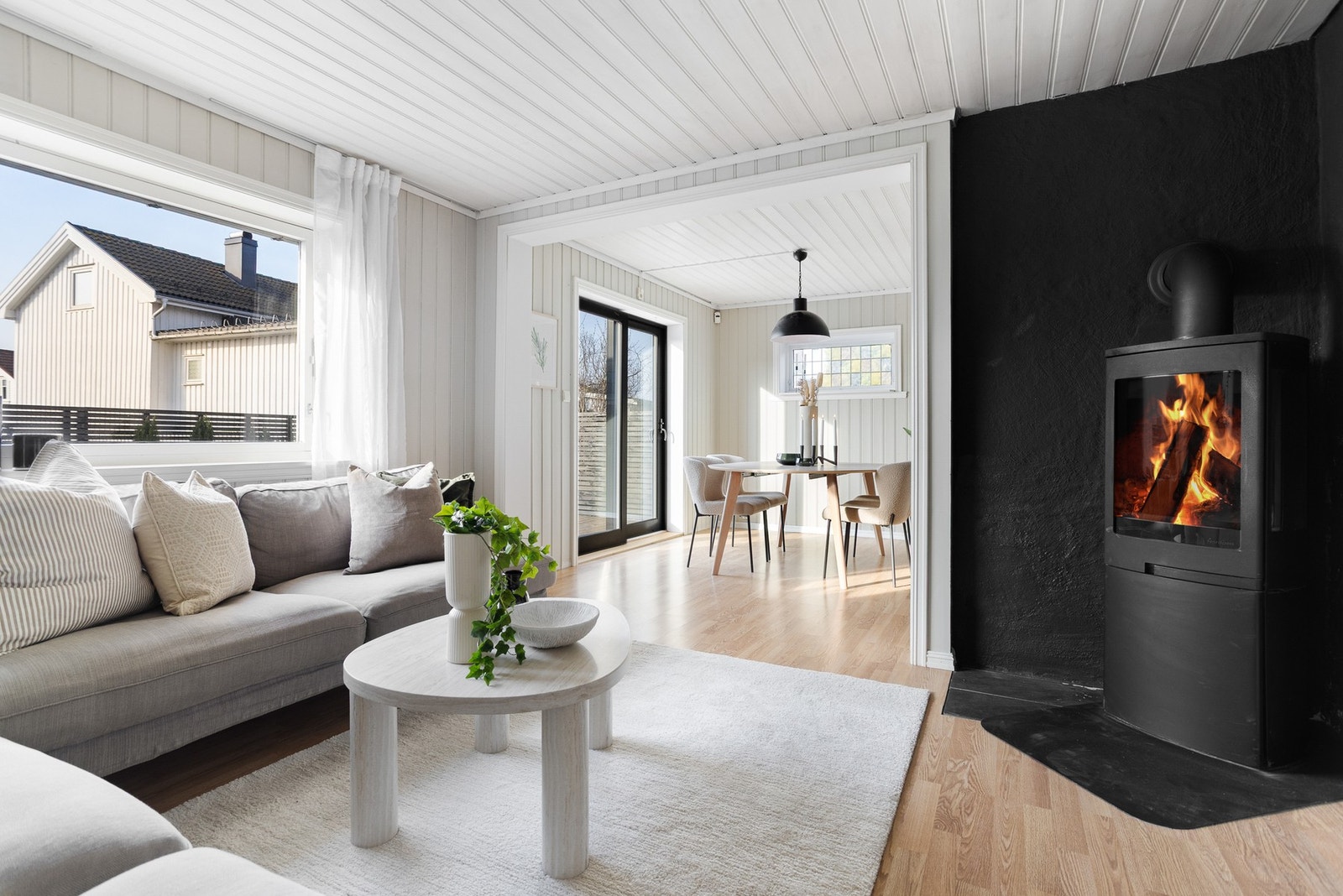 Innvendig overflater består av laminat på gulvflater, panel og tapet på veggflater, samt malt panel i himlinger. Galleribilde