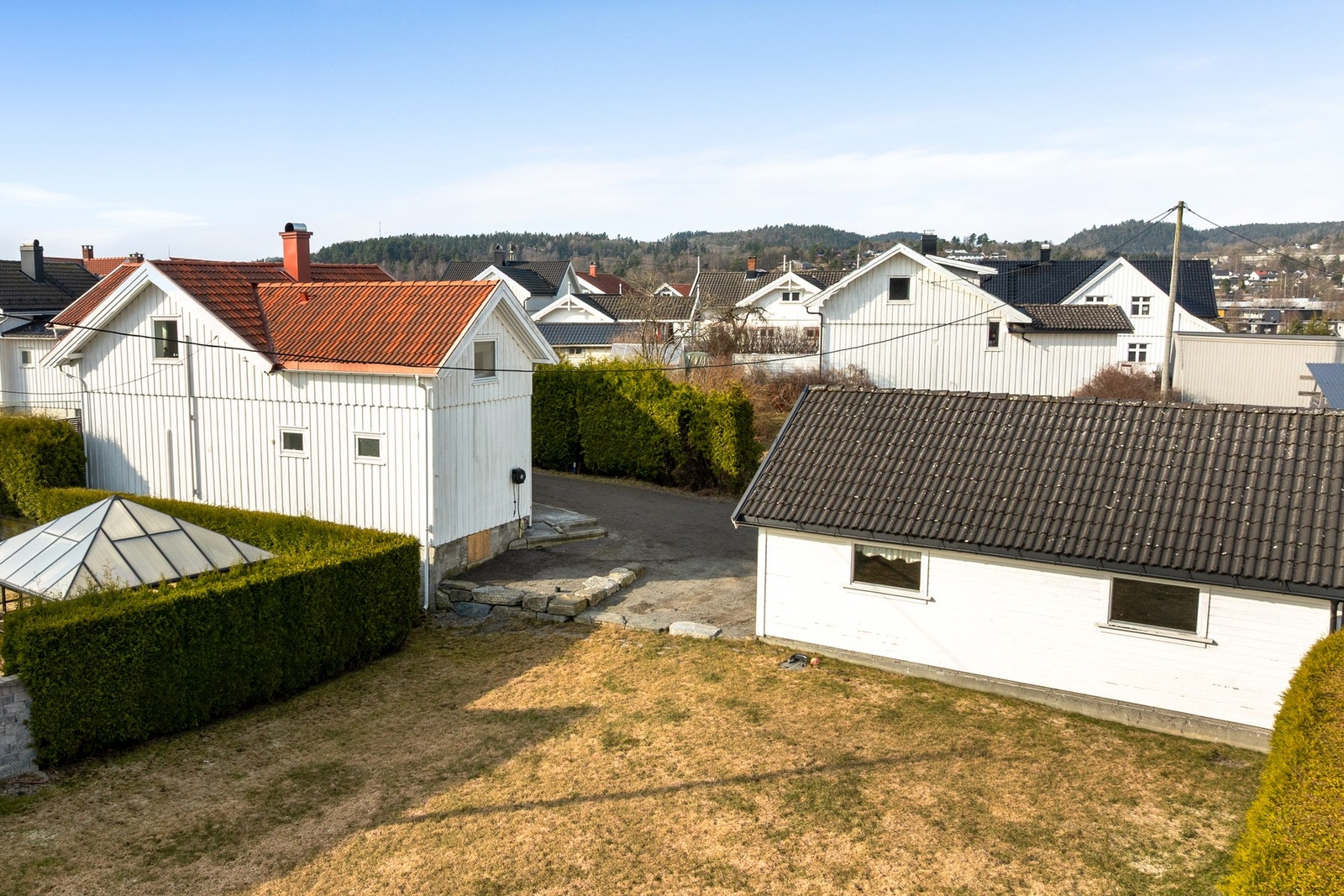 Stor gressplen ved garasjen Galleribilde