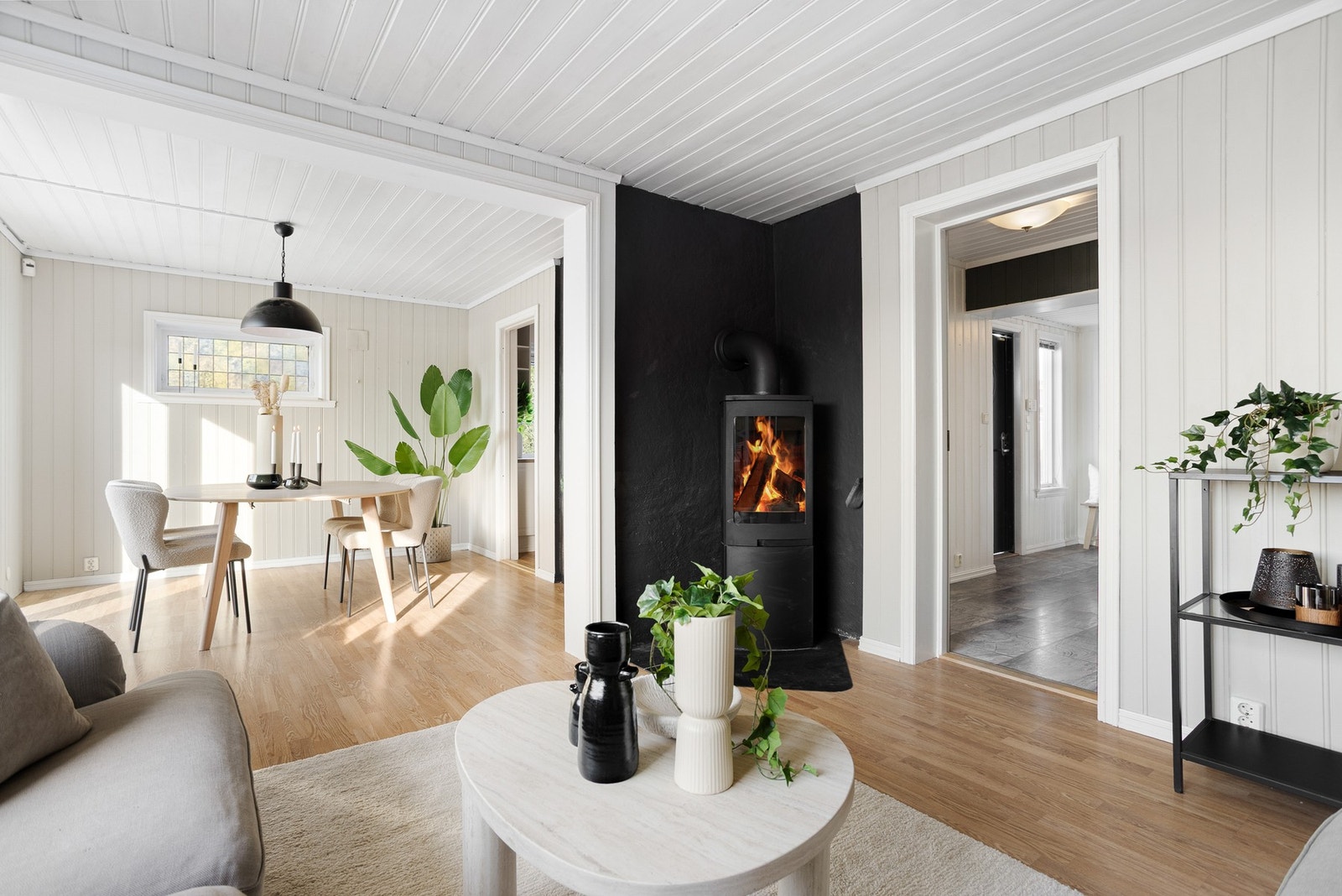 Det er både varmepumpe og vedovn i stuen Galleribilde