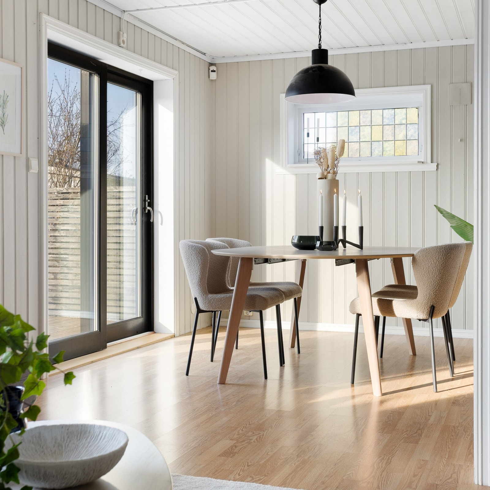 Fra spisestuen er det utgang til terrassen Galleribilde