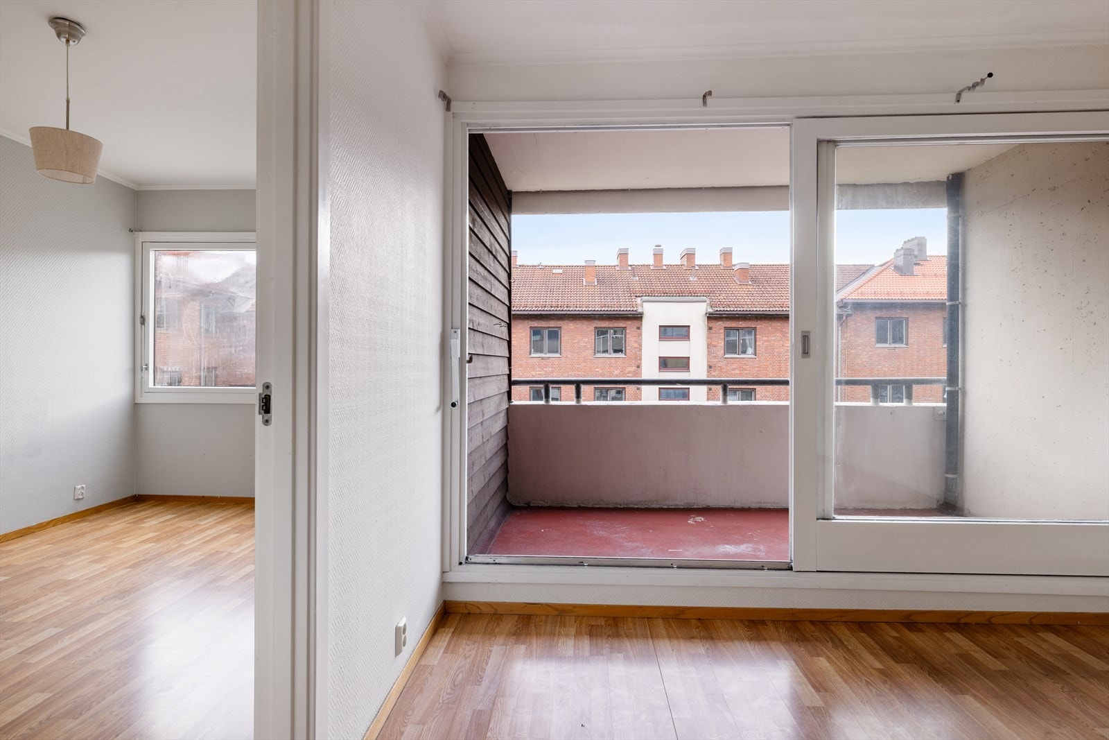 Via skyvedør er det utgang til en sørvestvendt balkong på ca. 6 kvm. Galleribilde