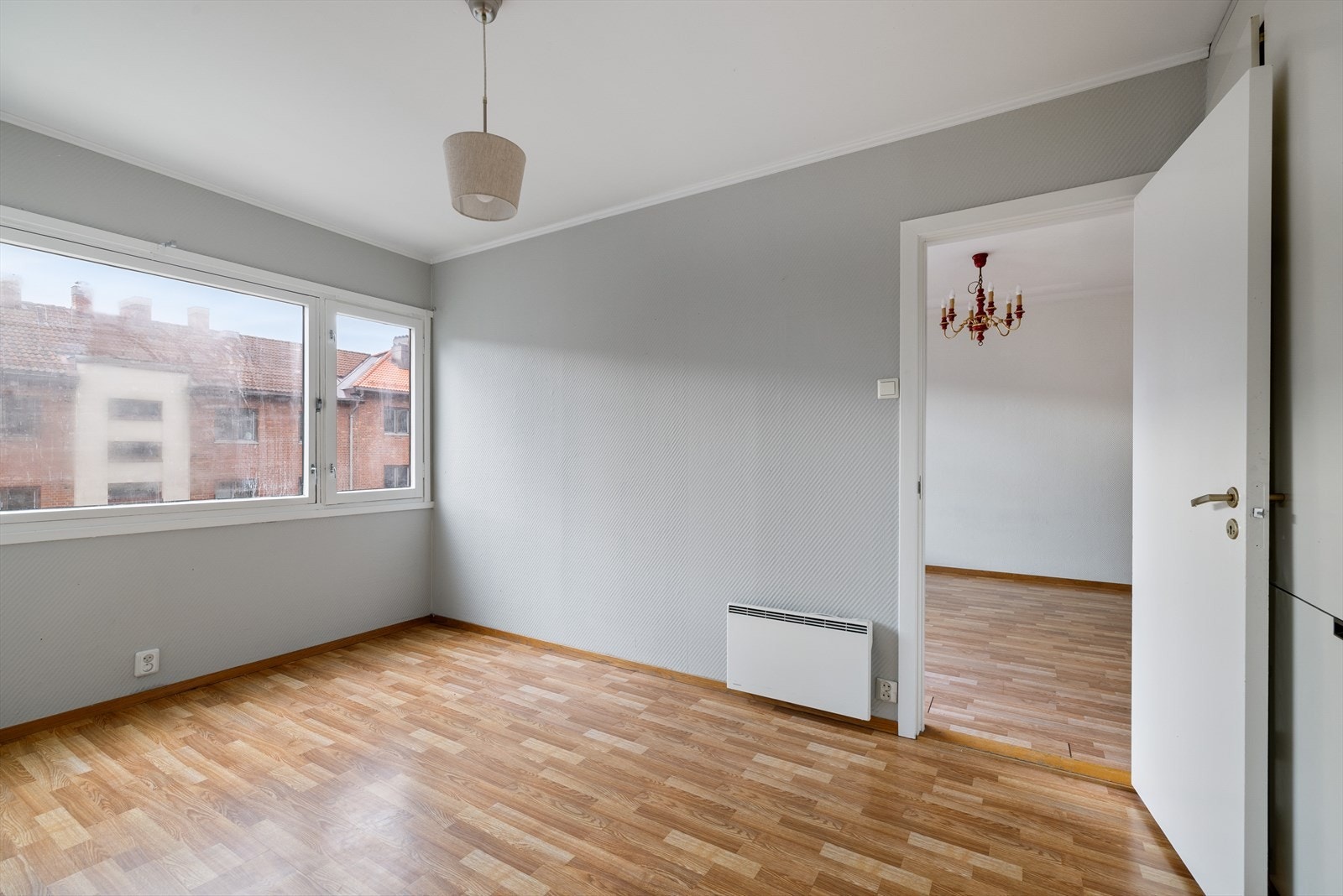 Romslig soverom med store vindusflater og gode lysforhold Galleribilde