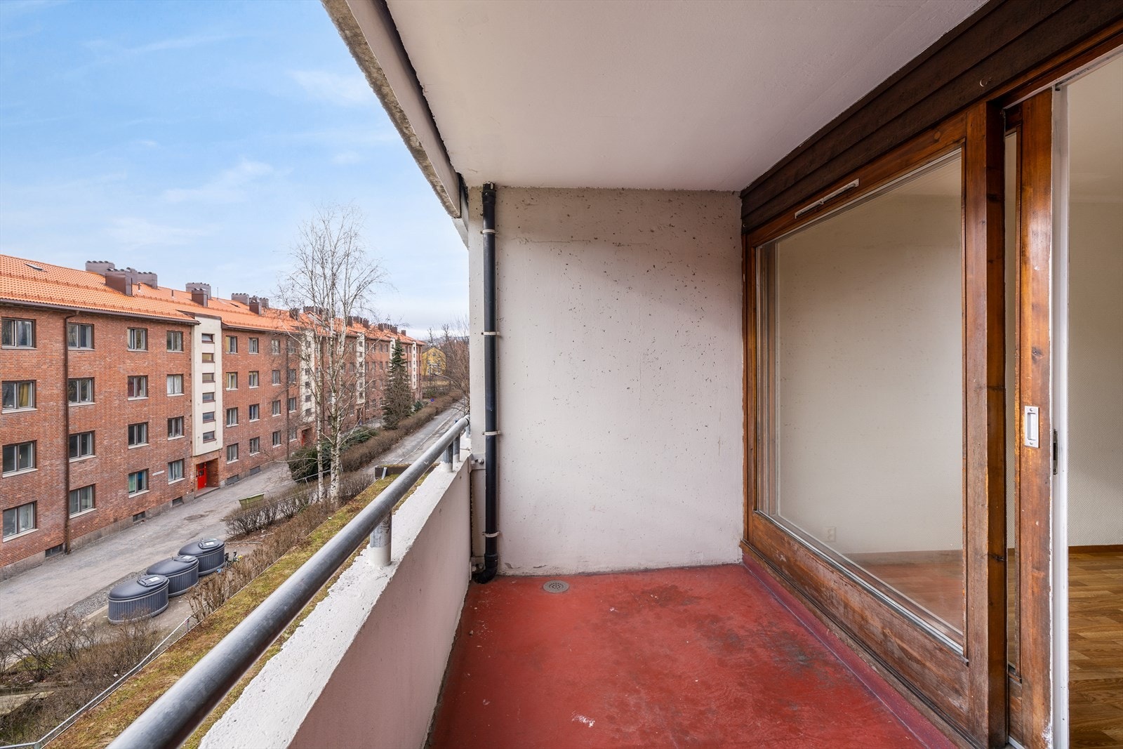 Balkongen er overbygget og skjermet. Plass til sittegrupper og beplantning Galleribilde