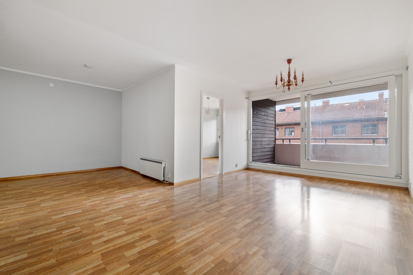 Stuen har gode møbleringsmuligheter for flere sittegrupper, samt medie- og oppbevaringsmøblement Galleribilde