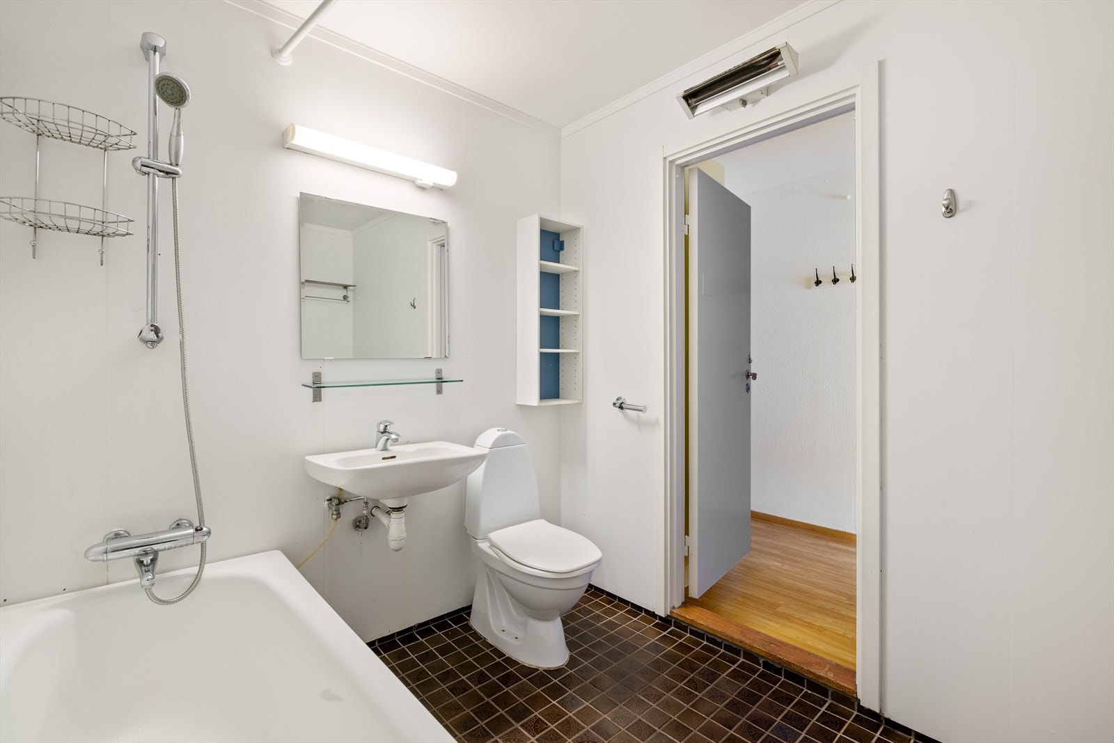 Eldre bad med flislagt gulv og våtromsplater på vegg Galleribilde