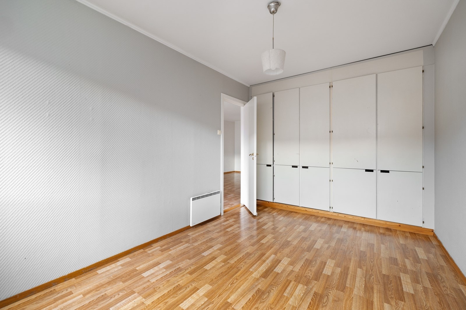 Soverommet har gode møbleringsmuligheter og er utstyrt med integrerte garderobeskap Galleribilde