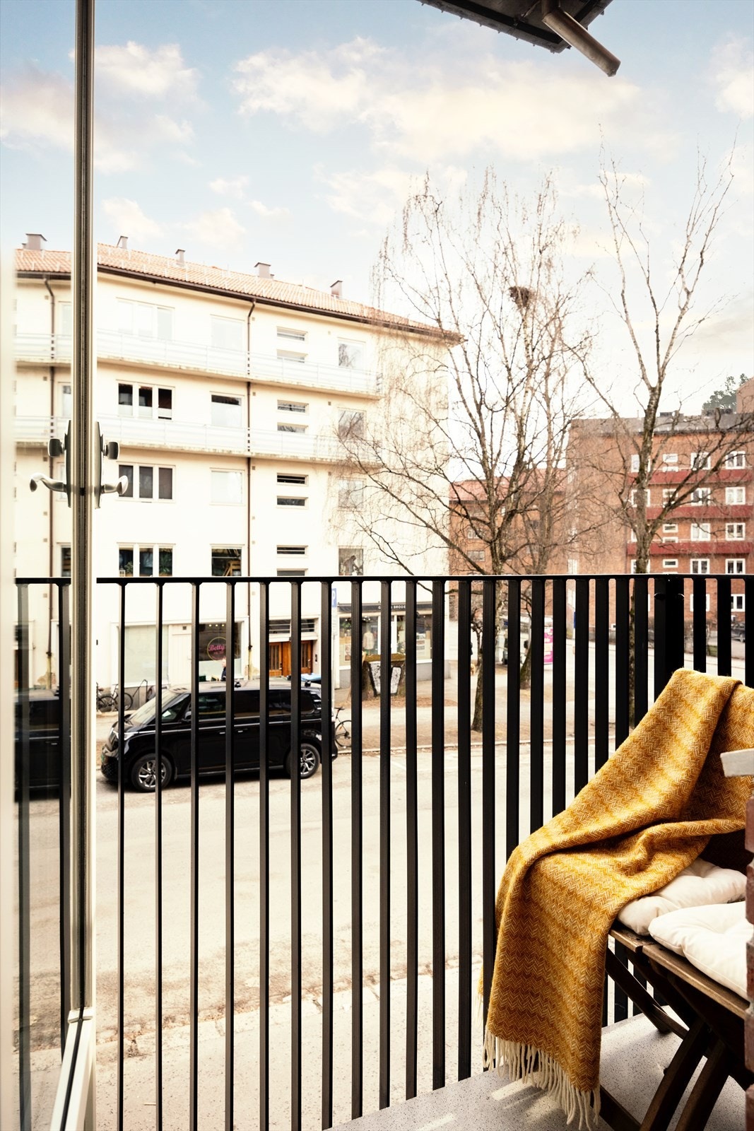 På varme dager fungerer den som en forlengelse av stuen - et hyggelig sted for en kaffepause eller et lite avbrekk i frisk luft. Galleribilde