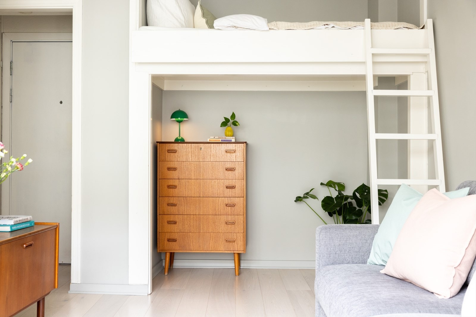 Den praktiske hemsløsningen og den generøse takhøyden bidrar til å maksimere plassutnyttelsen, og gir rommet ekstra funksjonalitet. Galleribilde