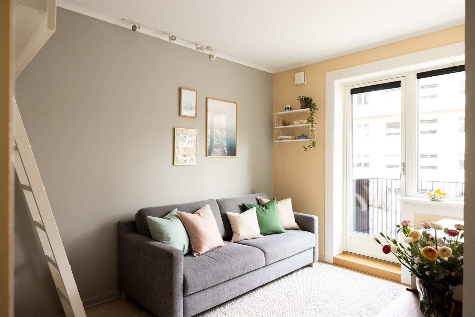 Stuen fremstår lys og luftig med store vindusflater som slipper inn rikelig med naturlig lys, i tillegg til en god takhøyde på 2,65 m. Galleribilde