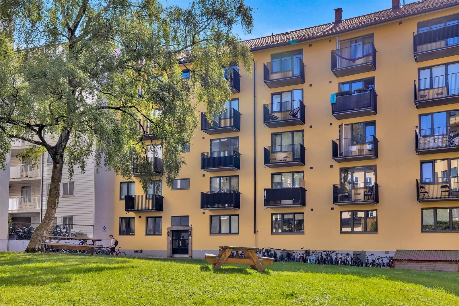 Borettslaget har en trivelig bakgård med sitteplass for hyggelige sammenkomster. Galleribilde