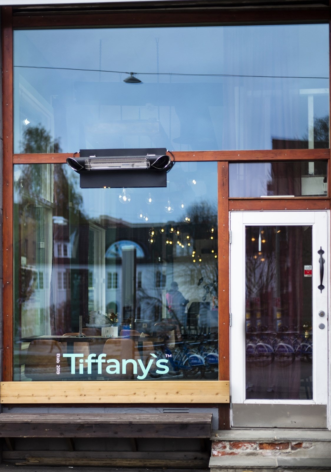 Tiffany´s ligger like utenfor inngangen til leiligheten og kan by på utrolig positiv stemning med masse utebord og uteservering store deler av året. Her er det pulserende liv på varmere dager. Galleribilde