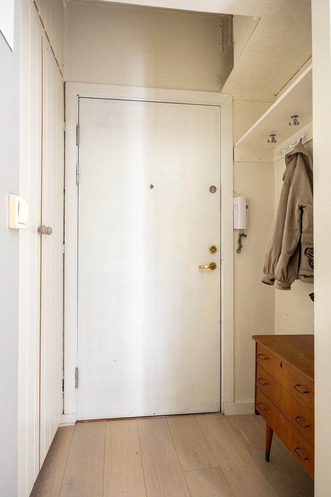 Leiligheten har en innbydende entré som skaper et umiddelbart godt førsteinntrykk. Her kan du enkelt henge i fra deg yttertøy og sette i fra deg sko. Galleribilde