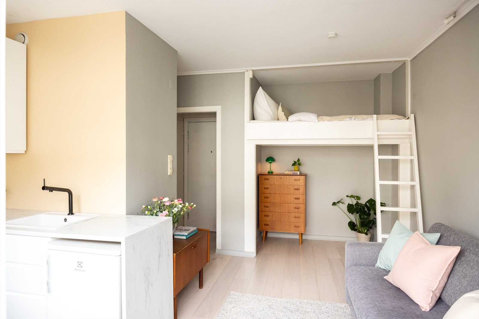 Den åpne planløsningen gir fleksible møbleringsmuligheter, med plass til sofagruppe, TV-møbler og et koselig, lite spisebord med tilhørende stoler. Galleribilde