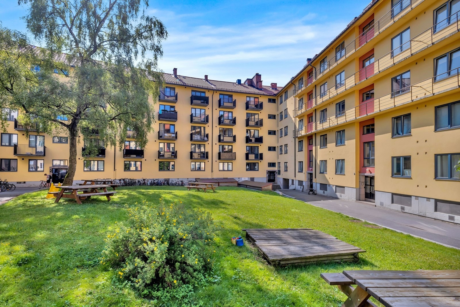 Borettslaget kan by på en flott og grønn bakgård om sommeren. Galleribilde