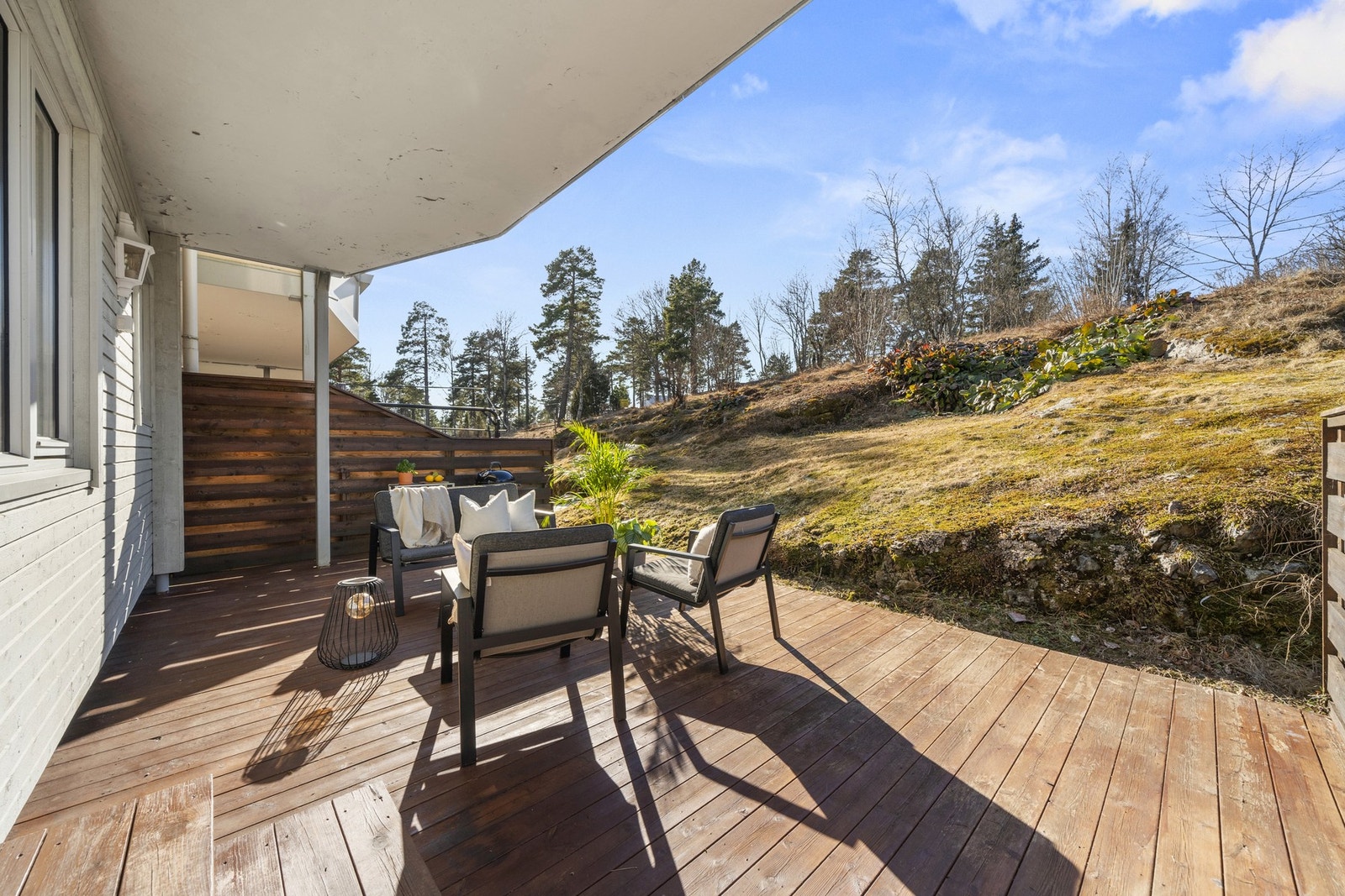 Den lune beliggenheten mot en skråning med mose, trær og busker gir deg en skjermet og privat atmosfære, samtidig som du har naturen tett på. Galleribilde