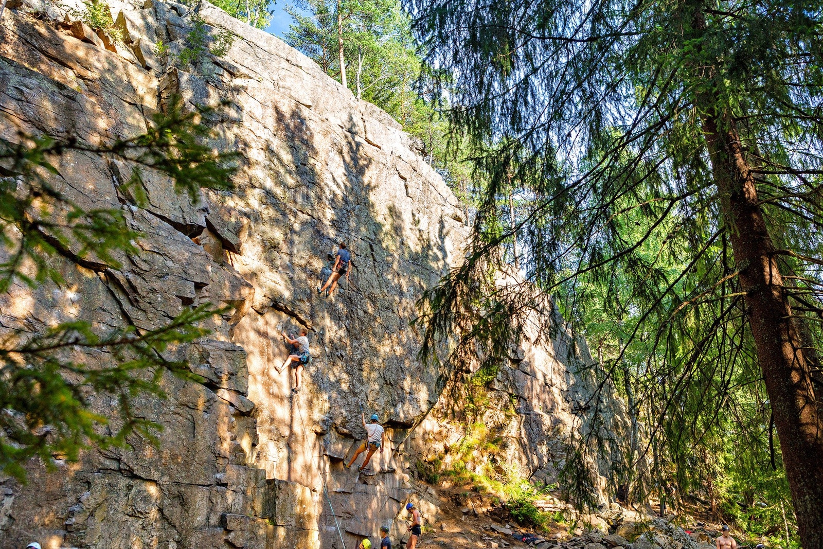For de som er glad i friluftsaktiviteter tilbyr Isdammen klatrefelt en unik klatreopplevelse for både nybegynnere og erfarne klatrere. Galleribilde