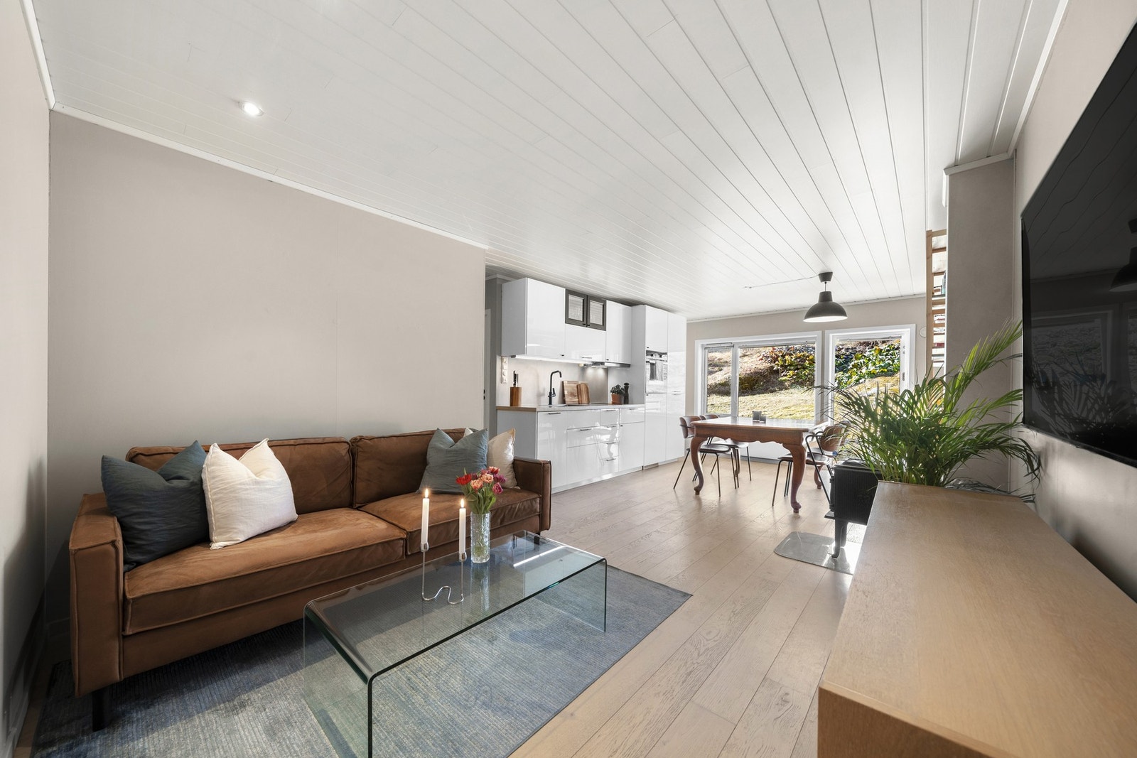 Stuen er et innbydende rom med store vinduer fra 2005 som slipper inn rikelig med dagslys og gir utsikt mot naturskjønne omgivelser. Galleribilde