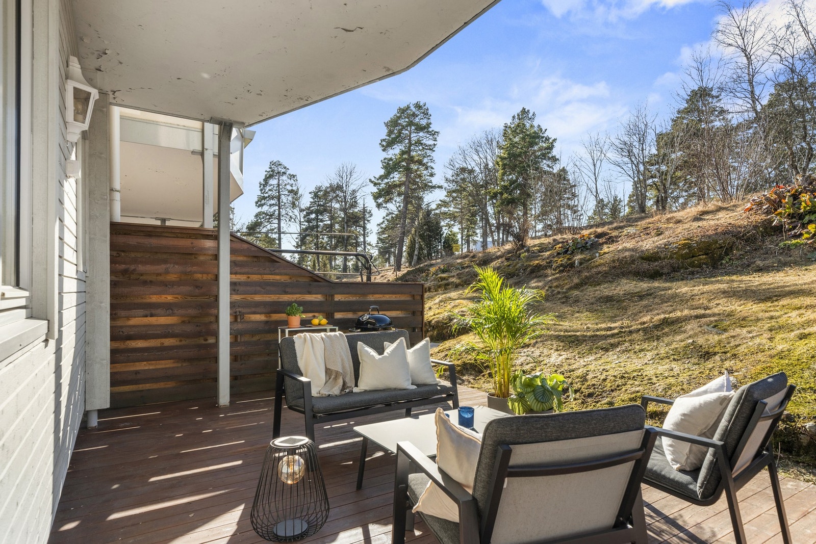 Fra stue og kjøkken har du utgang til en imponerende terrasse på hele 25 kvm. Galleribilde