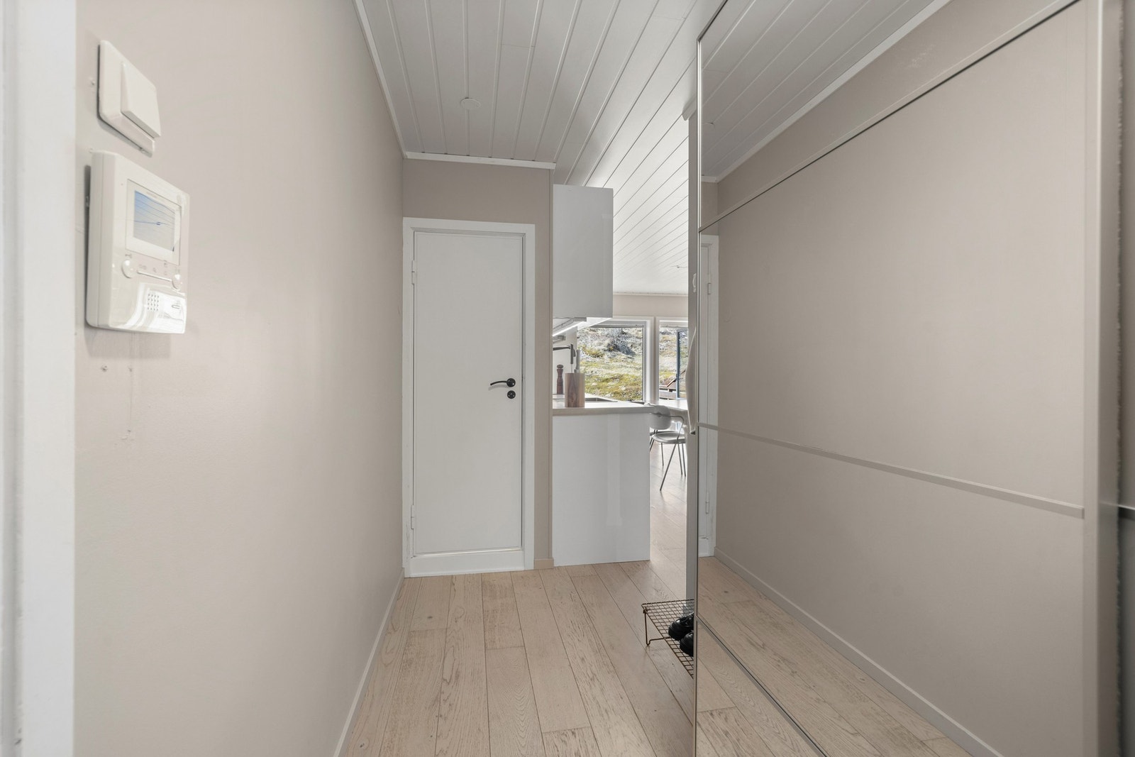 Her har du en skyvedørsgarderobe med speil som både gir rikelig oppbevaringsplass og skaper en luftig følelse. Galleribilde