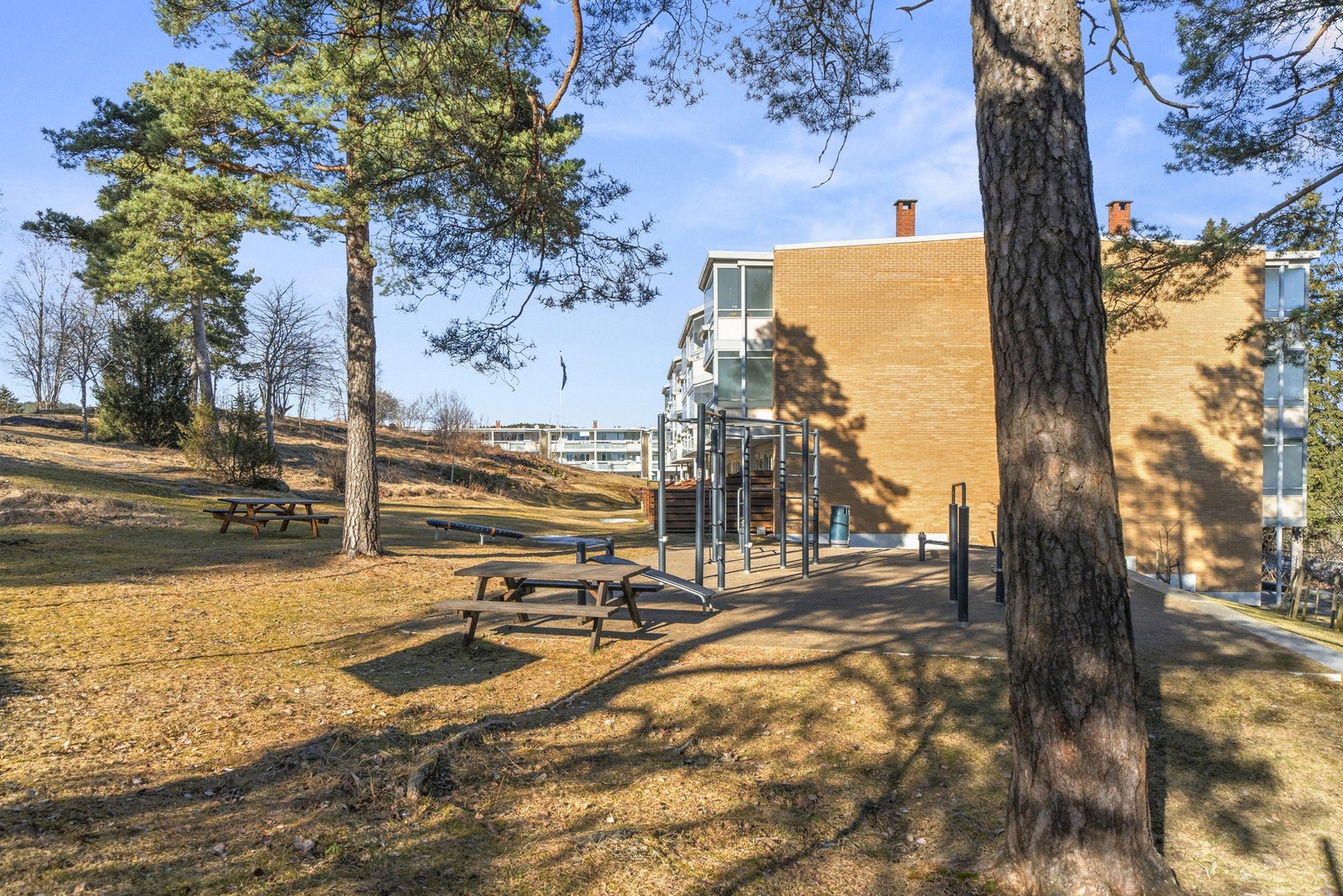 Sameie med innendørs treningsrom og utendørs treningspark Galleribilde