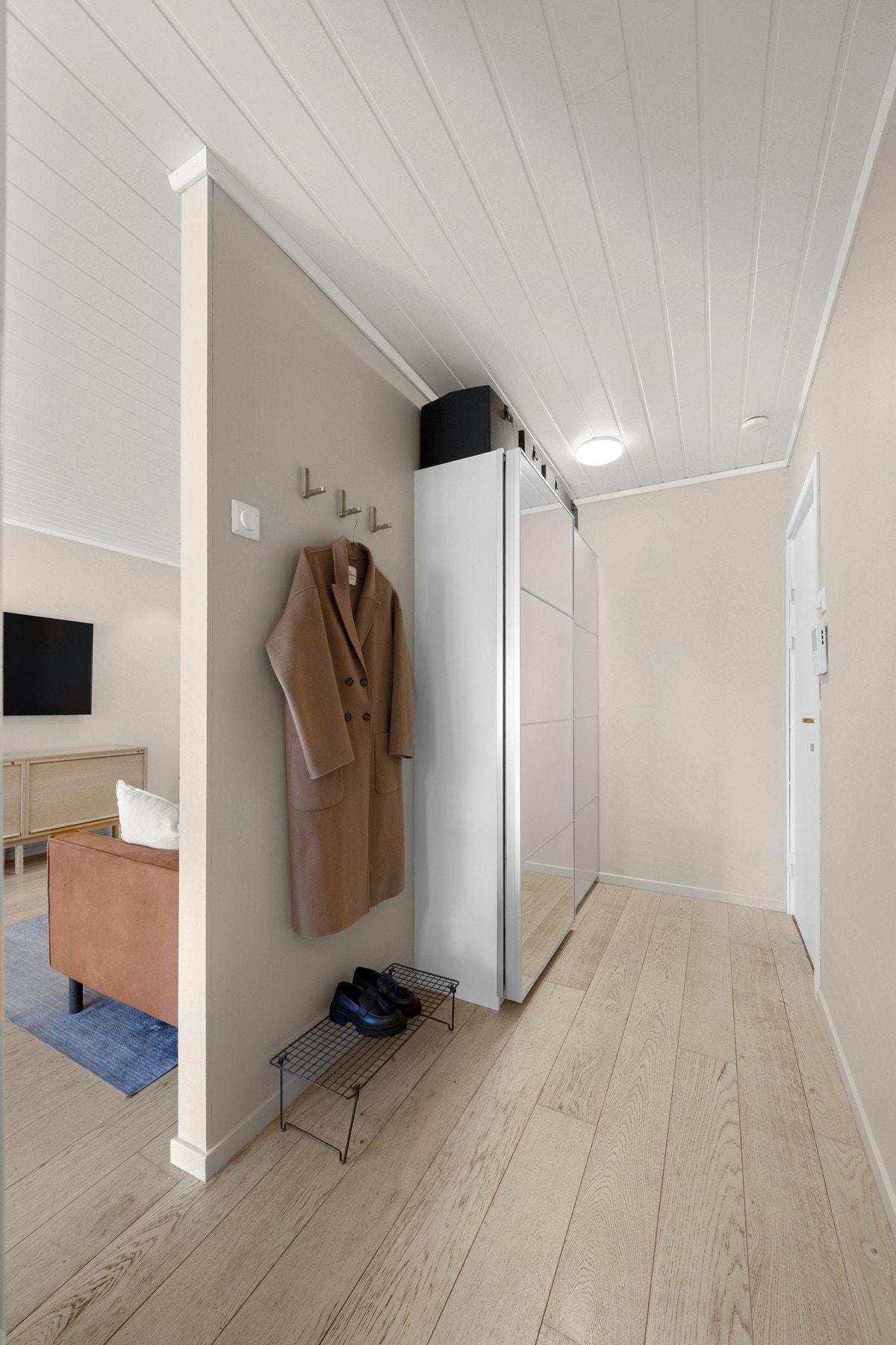 Det første som møter deg er en innbydende og funksjonell entré med 1-stavs parkett på gulvet og lune beige vegger. Galleribilde