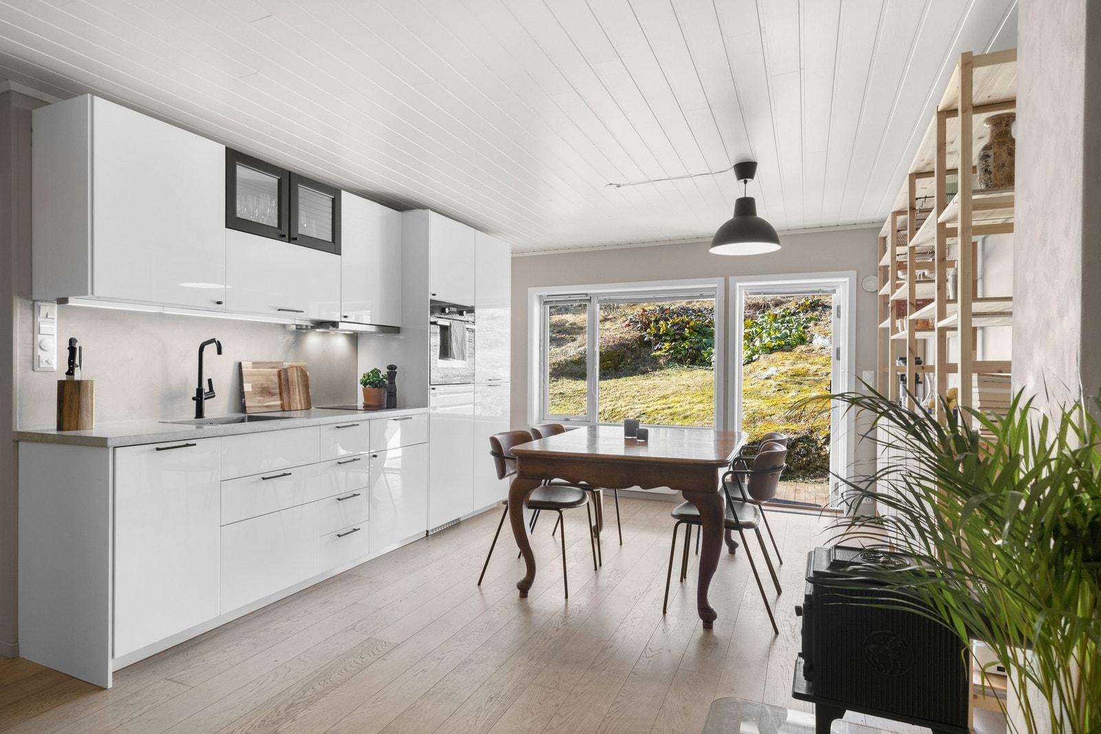 Stue og kjøkken ligger i en åpen og soial løsning, perfekt for å varte opp gjester! Galleribilde