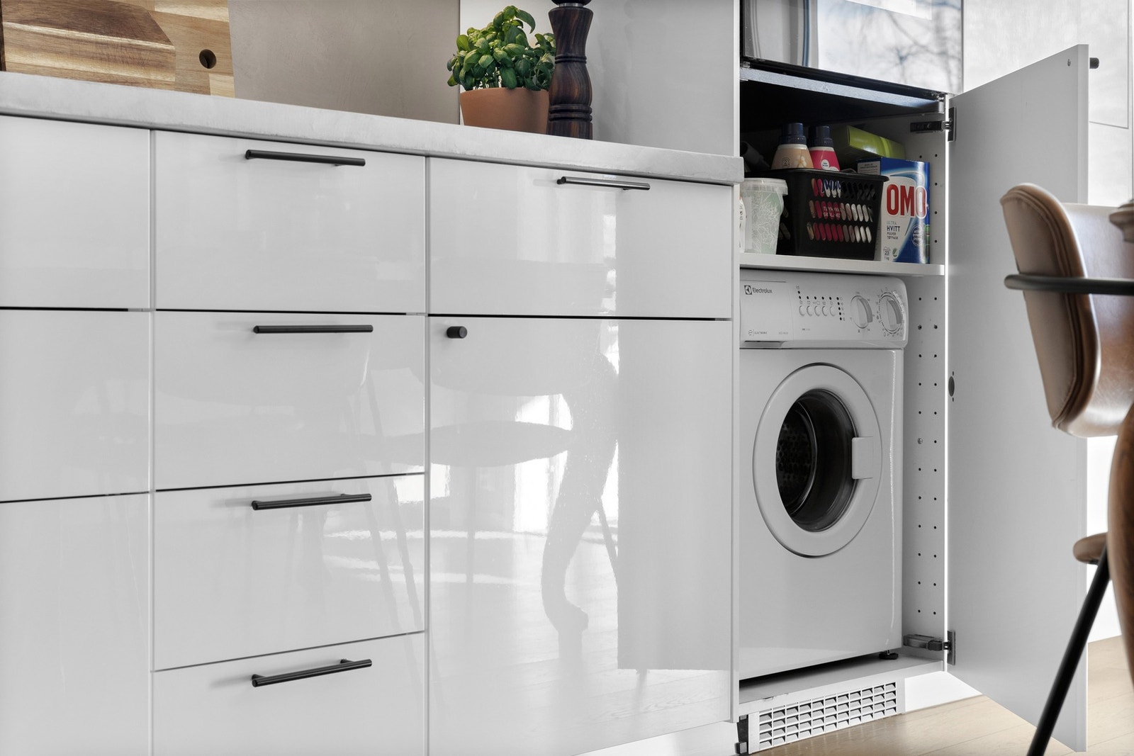 I tillegg er det en smart nisje for vaskemaskin, elegant skjult for et ryddig uttrykk. Galleribilde