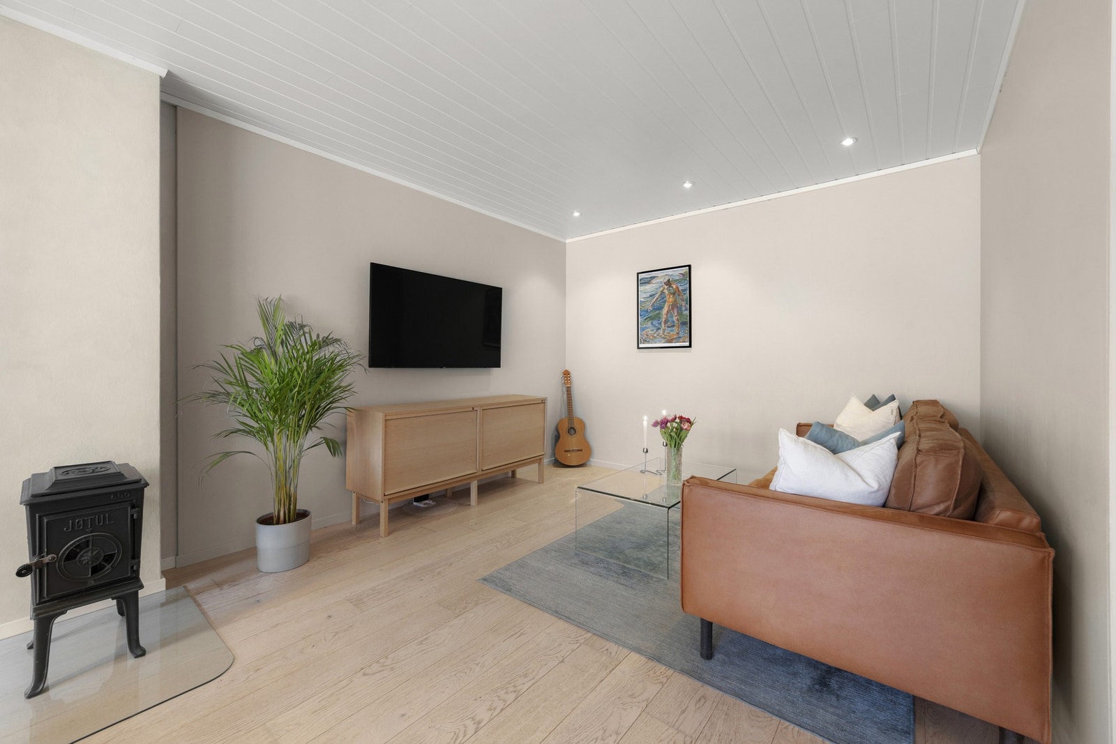 Sjekk ut denne flotte stuen! 1-stavs parkett, malte vegger og smartpanel i taket med spotter skaper et lunt og moderne uttrykk. Galleribilde